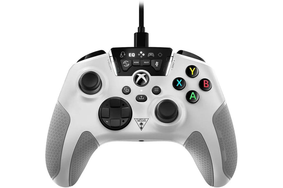 Turtle TBS-0705-01 Beach Recon Wired Controller, White. (Photo: Amazon SG)