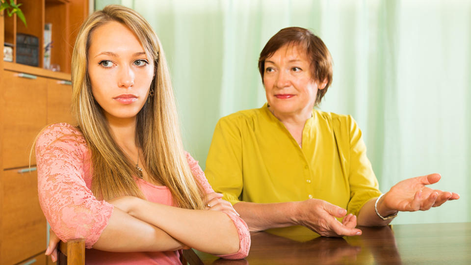 Una madre y una hija discutiendo.