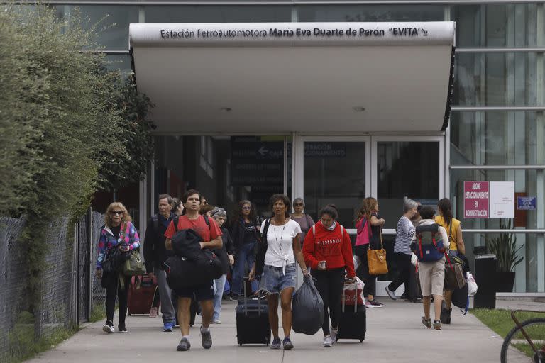 Movimiento de turistas en la terminal ferroviaria de Mar del Plata