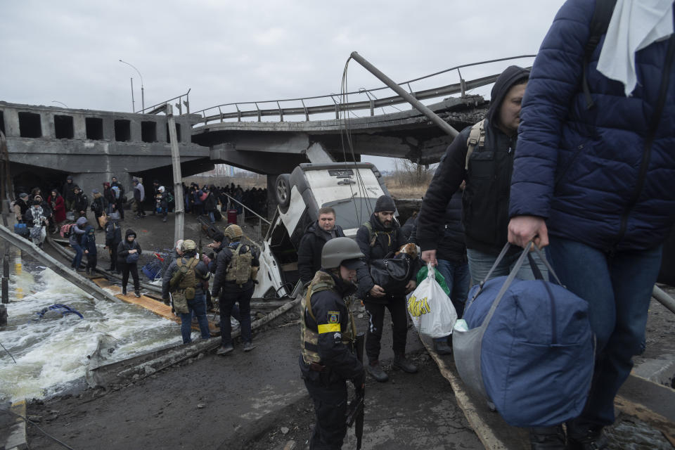 Civilians leaving the city of Irpin during the evacuation during the Russia-Ukraine War, on March 7, 2022 (Photo by Andrea Filigheddu/NurPhoto via Getty Images)