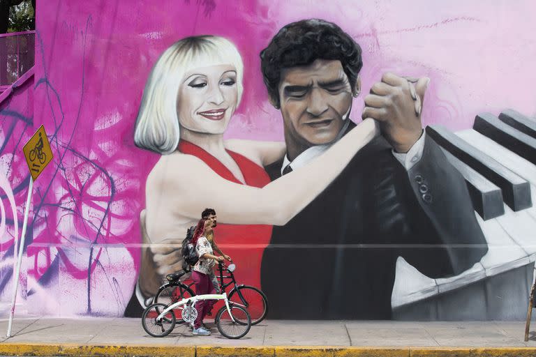 “Exabrupto de color es tango” es el nombre del doble mural que pintó el artista plástico Alfredo Segatori
