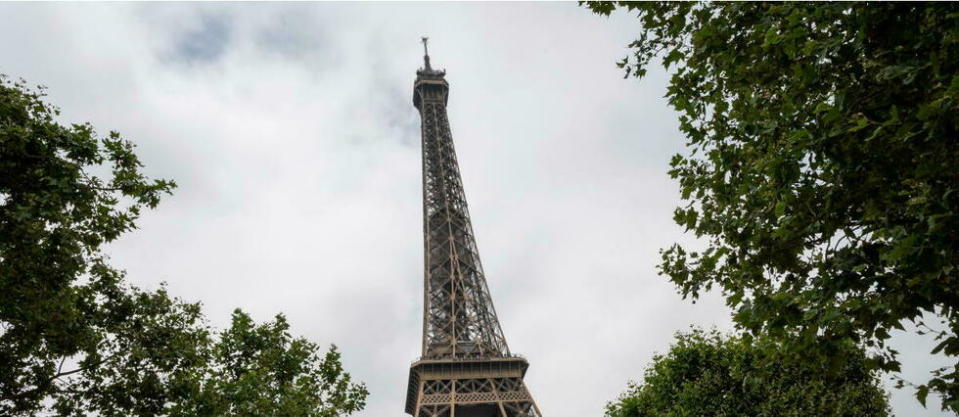 La Mairie de Paris a renoncé aux constructions prévues au pied de la tour Eiffel dans son plan contesté d'aménagement des abords du monument. (image d'illustration)  - Credit:RICCARDO MILANI / Hans Lucas / Hans Lucas via AFP