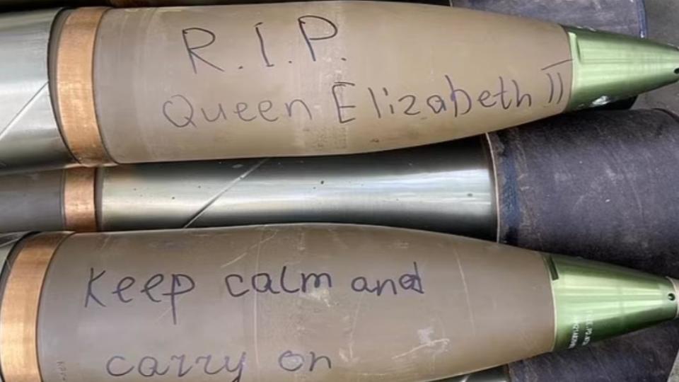 烏克蘭士兵在發射到俄軍基地的砲彈上寫下對女王的哀悼。（圖／翻攝自每日郵報）