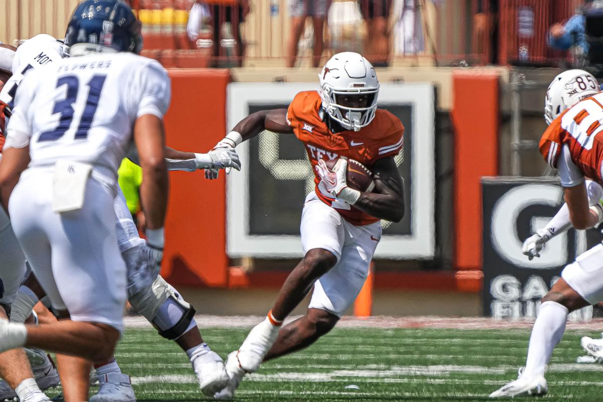 Texas RB CJ Baxter and LB Mo Blackwell are game-time decisions against  Wyoming - Burnt Orange Nation