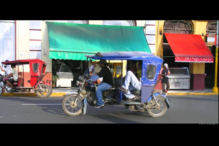 Un medio de transporte más en las calles de Lima, Perú. (Pierre Pouliquin/Flickr)