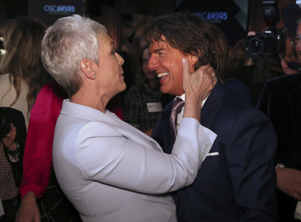 Jamie Lee Curtis, izquierda, y Tom Cruise en el almuerzo de nominados a la 95a entrega de Premios de la Academia el 13 de febrero de 2023, en el Hotel Beverly Hilton en Beverly Hills, California. (Foto Willy Sanjuan/Invision/AP)