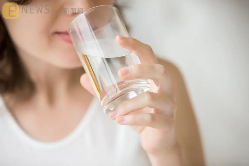 <strong>張文靜藥師分享，早上起床先喝一大杯溫開水，有助於排泄順暢。（示意圖／Shutterstock）</strong>