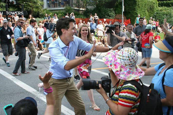 加拿大總理杜魯道7日因疫苗政策，遭到民眾丟石頭抗議。（Photo by vl04 on Wikimedia under CC 2.0）