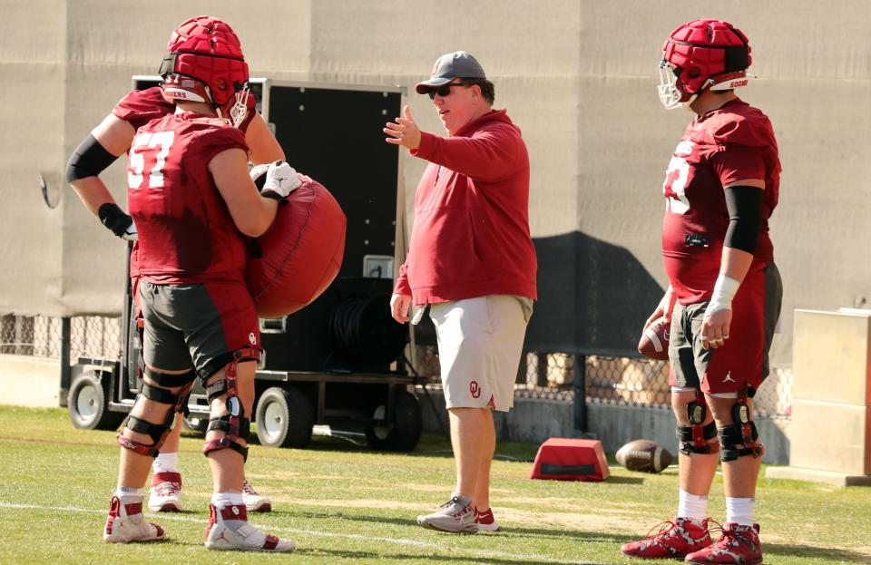 OU offensive line coach Bill Bedenbaugh works with players during practice on March 21 in Norman.