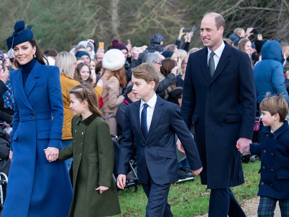 Prinzessin Kate wird während ihrer Krebserkrankung von ihrer Familie unterstützt: Prinzessin Charlotte, Prinz George, Prinz William und Prinz Louis. (Bild: getty/Mark Cuthbert/UK Press via Getty Images)