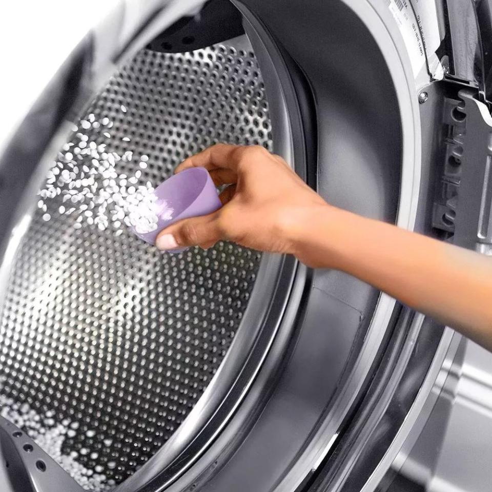 Model putting the beads in a washing machine