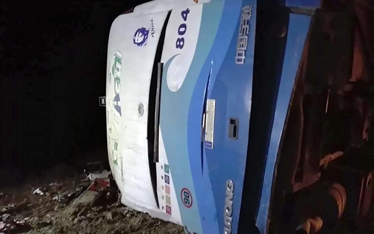 The bus that overturned on the Baracoa-Havana road - AFP