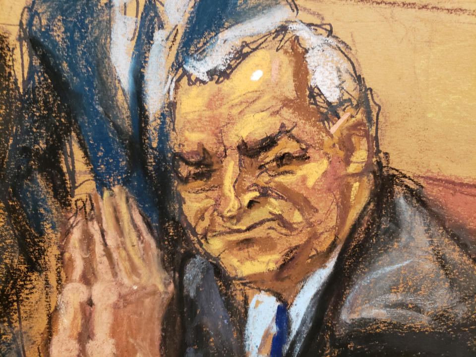 Genaro García Luna mira hacia donde se encuentra su mujer durante su juicio en Nueva Yor. (Sketch). REUTERS/Jane Rosenberg.