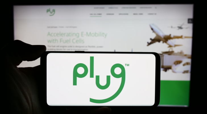 Person holding cellphone with logo of US hydrogen fuel cell company Plug Power Inc. in front of business webpage. Focus on phone display. Unmodified photo. PLUG stock