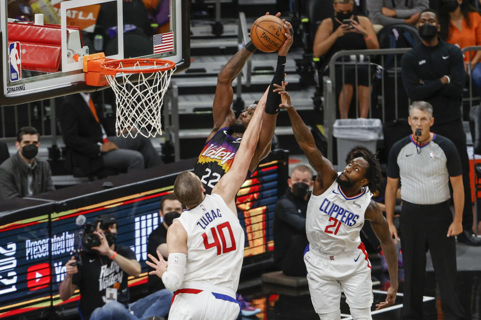 Deandre Ayton（灌籃者）在此戰表現優異。（Photo by Christian Petersen/Getty Images）