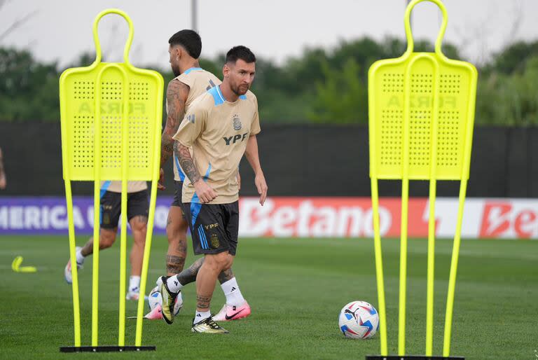 Lionel Messi, durante la práctica vespertina en Nueva Jersey con miras al partido del martes contra Chile por la Copa América.