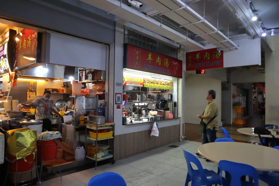 lao wu ji mutton soup - stall front before light on