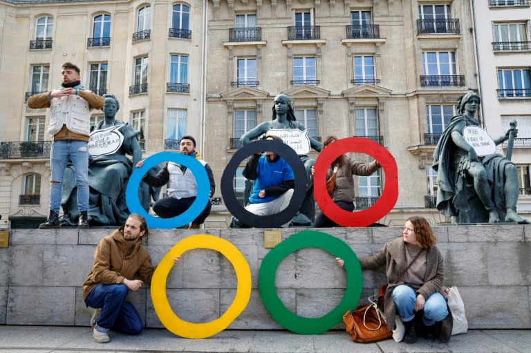 Action du collectif Le revers de la médaille, devant le musée d'Orsay à Paris, le 24 mars 2024 (Geoffroy VAN DER HASSELT)