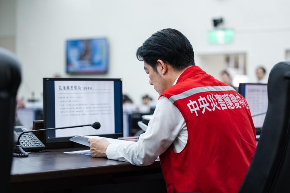  賴清德在地震發生後前往花蓮瞭解災害情形及救援進度，也透過社群平台與各國政要表達感謝關懷。 圖：總統府提供 