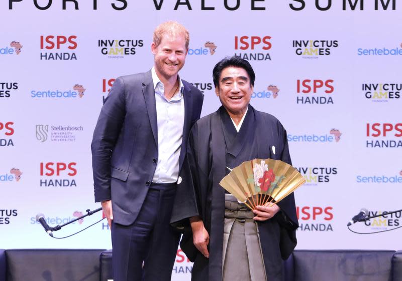 哈利王子（左）昨在東京參加ISPS體育價值峰會。（翻攝@scobie推特）