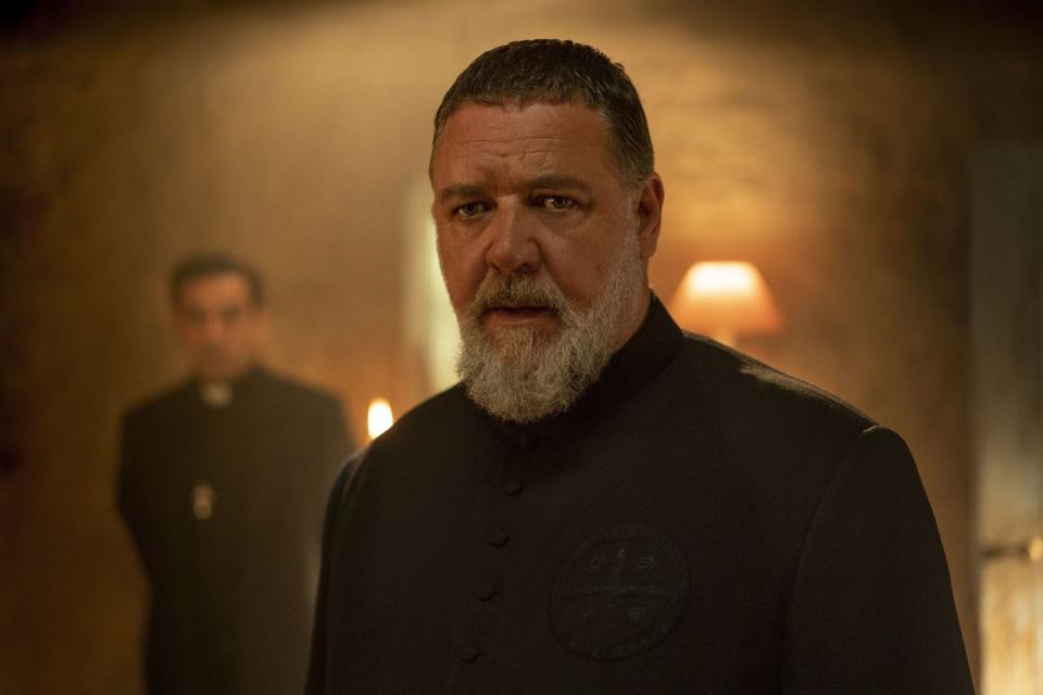 "Der Exorzist" gilt als einer der besten Horrorfilme aller Zeiten, 50 Jahre später muss offenbar wieder jemandem Teufel ausgetrieben werden: Russell Crowe spielt die Hauptrolle in "The Pope's Exorcist". (Bild: 2023 Screen Gems, Inc., 2.0 Entertainment Borrower, LLC and TSG Entertainment II LLC. All Rights Reserved.)