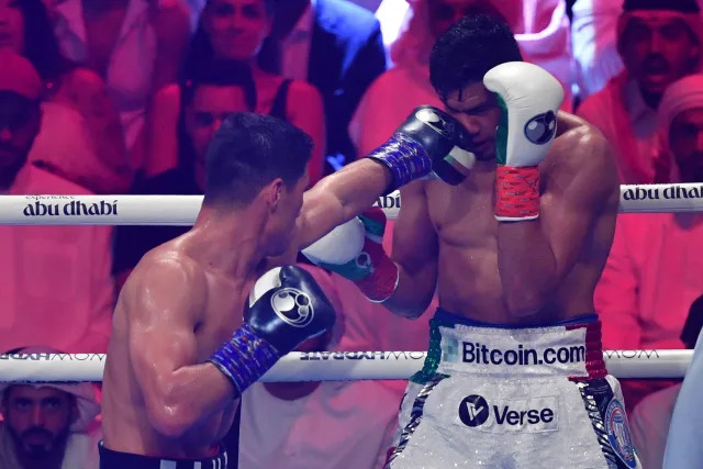 Dmitry Bivol llev&#xf3; a la escuela al Zurdo Ram&#xed;rez en Abu Dabi). (Ryan LIM / AFP) 