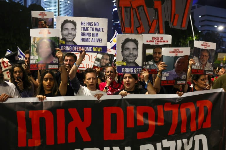 Miles de personas enarbolan fotos de rehenes en una manifestación en Tel Aviv el 4 de mayo de 2024 (JACK GUEZ)
