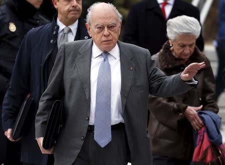 Former Catalan regional President Jordi Pujol (C) and his wife Marta Ferrusola (R) leave after appearing before a judge at the High Court in Madrid, Spain, February 10, 2016. REUTERS/Sergio Perez