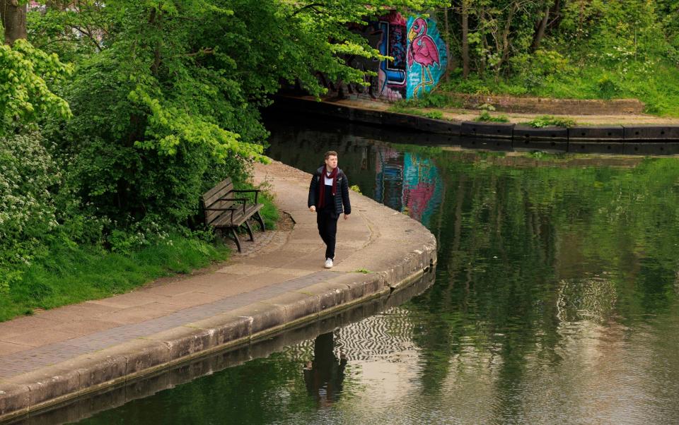 Regent's Canal winds its way through Regent's Park and passes London Zoo