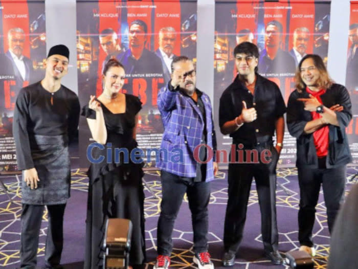 Awie with the main cast at the film's gala premiere at GSC The Starling Mall, Petaling Jaya