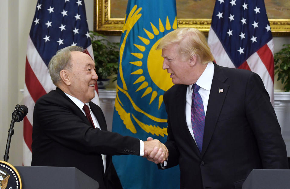<p>US-Präsident Donald Trump trifft Kasachstans Präsident Nursultan Nasarbajew zu einer gemeinsamen Presseerklärungen im Roosevelt-Raum des Weißen Hauses in Washington, DC.. Bei dem vorangegangenen Gespräch der beiden Staatsoberhäupter ging es um „Kasachstans Führung bei einigen internationalen Herausforderungen, insbesondere Afghanistan“, da Kasachstan diesen Monat den Vorsitz des UN-Sicherheitsrates inne hat. Nasarbajew regiert die öl- und gasreiche Ex-Sowjetrepublik seit 1991 mit eiserner Hand. (Bild: Olivier Douliery/ddp Images) </p>