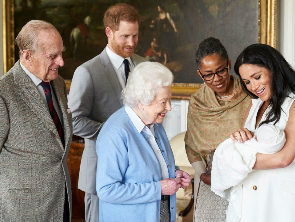 El pequeño conoce a la reina