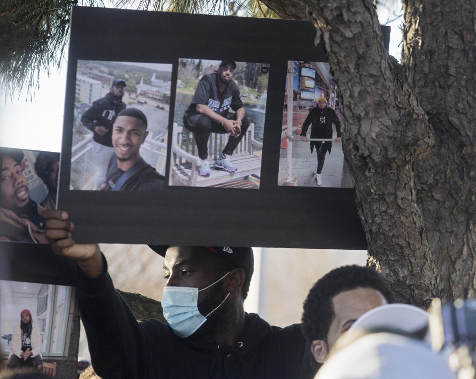 ARCHIVO - En esta foto del 30 de marzo de 2021, una persona sostiene imágenes de Donovon Lynch durante una vigilia cerca de la intersección de la calle 20 y la avenida Pacific en Virginia Beach, Virginia. (Kaitlin McKeown/The Virginian-Pilot via AP, Archivo)