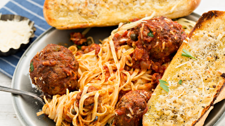 Spaghetti and meatballs with garlic bread