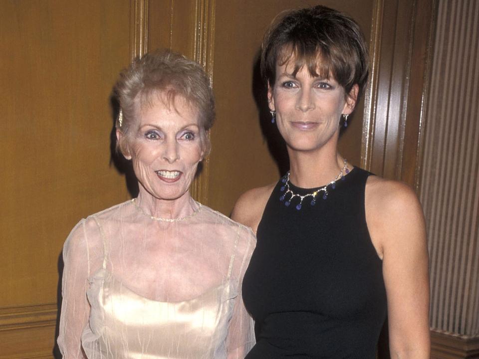 Jamie Lee Curtis and her mother, Janet Leigh, attend the University of the Pacific's Pantheon of the Arts Award Salute in 1998.