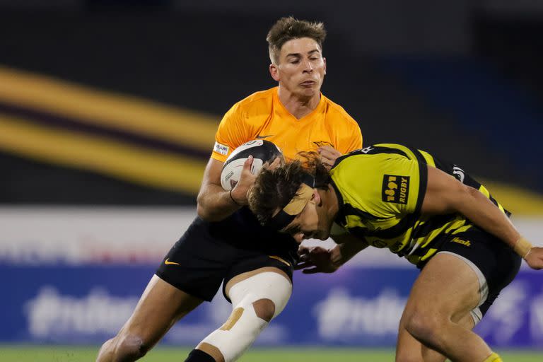 Sebastián Cancelliere, wing de Jaguares XV, propició un try con un sorprendente salto a un tackle en la final.