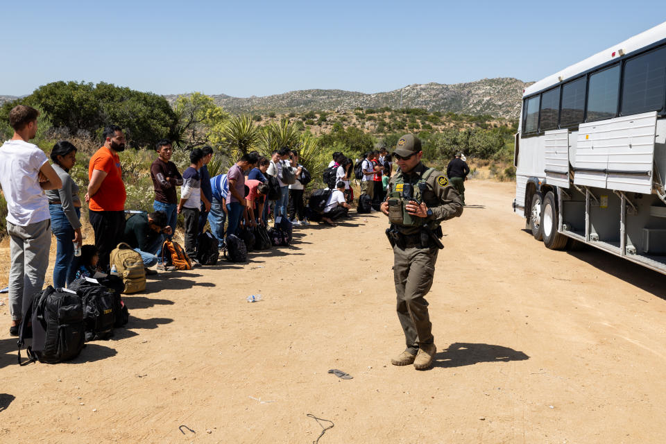 Migrantes esperan ser procesados ​​por la Patrulla Fronteriza de Estados Unidos después de cruzar la frontera entre Estados Unidos y México el 18 de junio de 2024 en Jacumba Hot Springs, San Diego, California. (Foto de Qian Weizhong/VCG vía Getty Images)