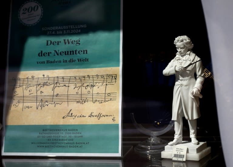 Une figurine du compositeur allemand Ludwig van Beethoven et une partition de la symphonie N°9 sont exposées dans le musée qui lui est consacré à Baden près de Vienne, en Autriche, le 30 avril 2024 (Joe Klamar)