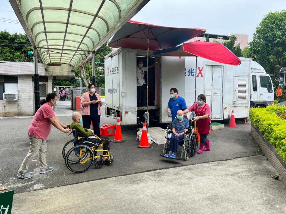 八德榮家住民胸部X光車檢查，升降設備友善行動不便長者受檢，讓長者感到好暖心。（記者彭新茹攝)