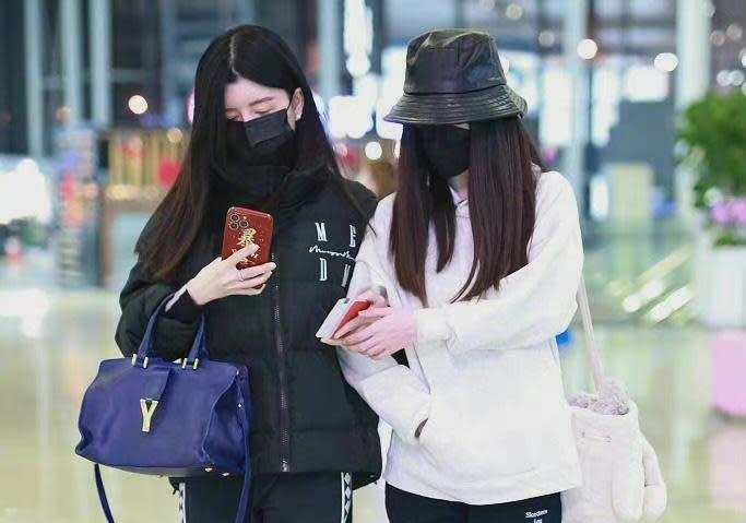 By2姊妹倆被拍到現身上海機場。（翻攝自微博）