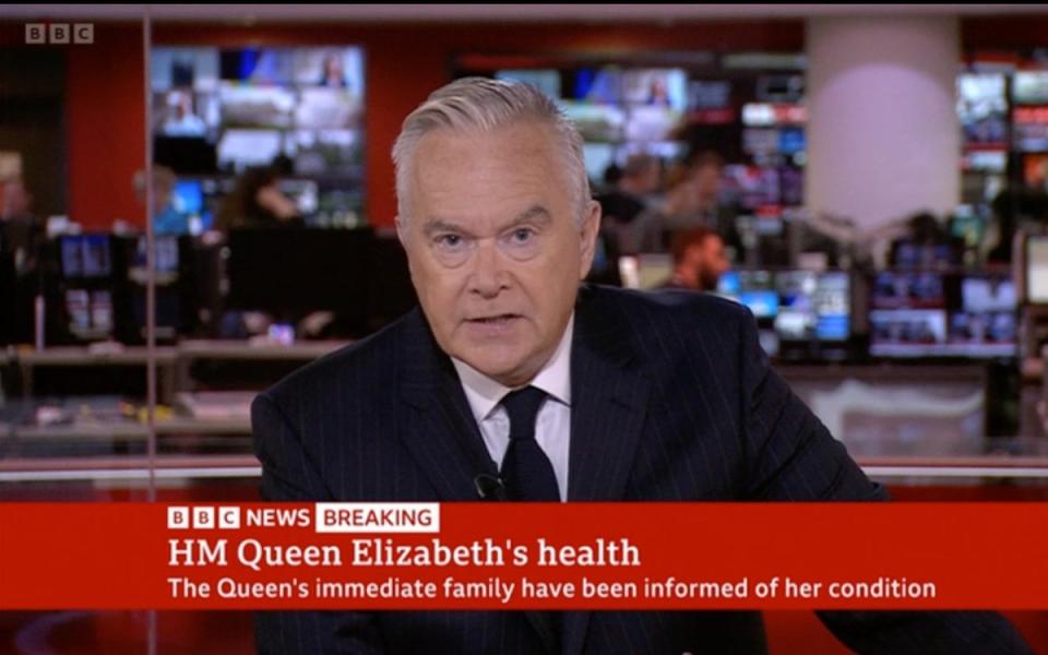 Huw Edwards presents the news that Queen Elizabeth II has died (BBC)