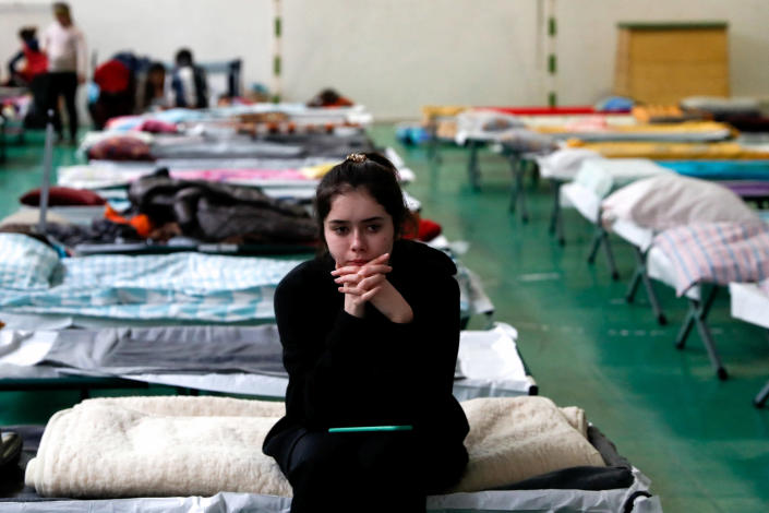 People fleeing Russia&#39;s invasion of Ukraine shelter in Tiszabecs (Bernadett Szabo / Reuters)