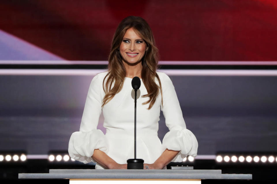 Le 18 juillet, Melania Trump est invitée à s’exprimer lors du premier jour de convention républicaine. Mais lors de son discours, certains téléspectateurs se rendent compte que ses paroles sont presque mot pour mot celles énoncées par… Michelle Obama, lors de l’investiture de Barack Obama en 2008. L’auteure de son discours, Meredith McIver, s’est finalement excusée pour avoir repris les propos de la First Lady. (Photo : AFP)