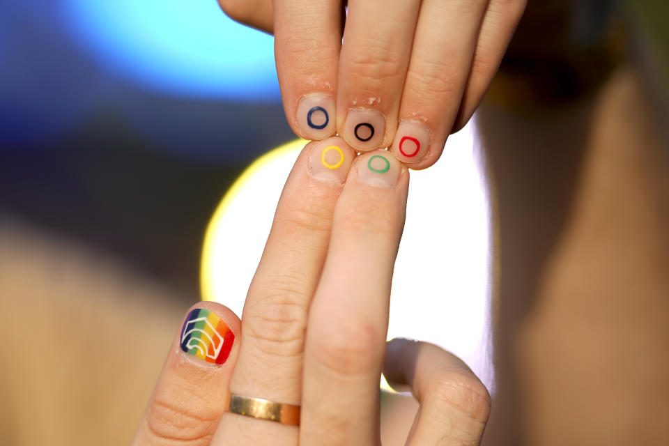 Jeremy Goupille muestra sus uñas pintadas con los colores del arco iris y los aros olímpicos en la inauguración de la Casa del Orgullo, el espacio seguro para la comunidad de atletas LGBT+, durante los Juegos Olímpicos de Verano de 2024, el lunes 29 de julio de 2024, en París, Francia. (Foto AP/Natacha Pisarenko)