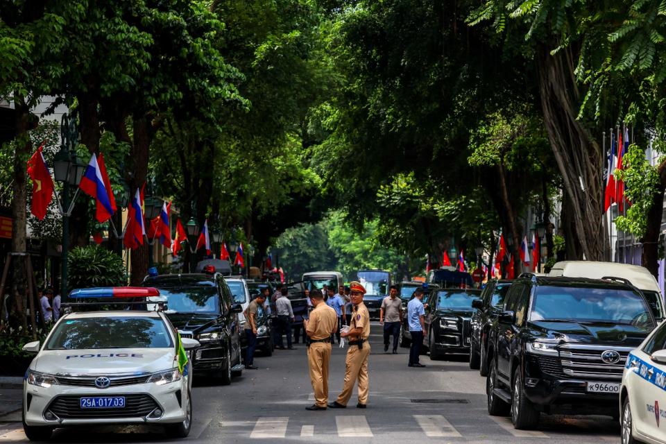 2024年6月19日，為歡迎俄羅斯總統普丁到訪，越南河內大都會飯店（Hotel Metropole Hanoi）附近街道插滿了俄越國旗。路透社