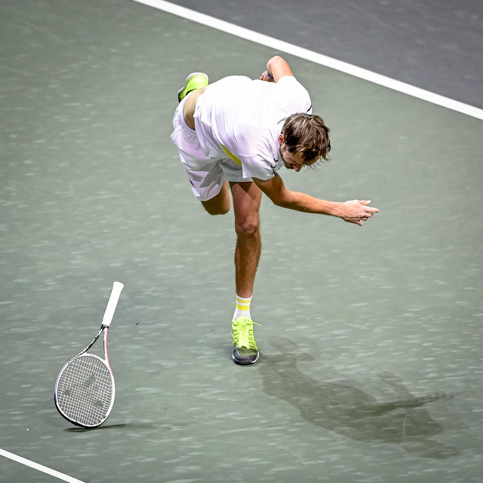 Medvedev rompiendo su raqueta contra el suelo en el noveno juego del segundo set de su duelo ante Lajovic. (Foto: Jan Kok / Soccrates / Getty Images).