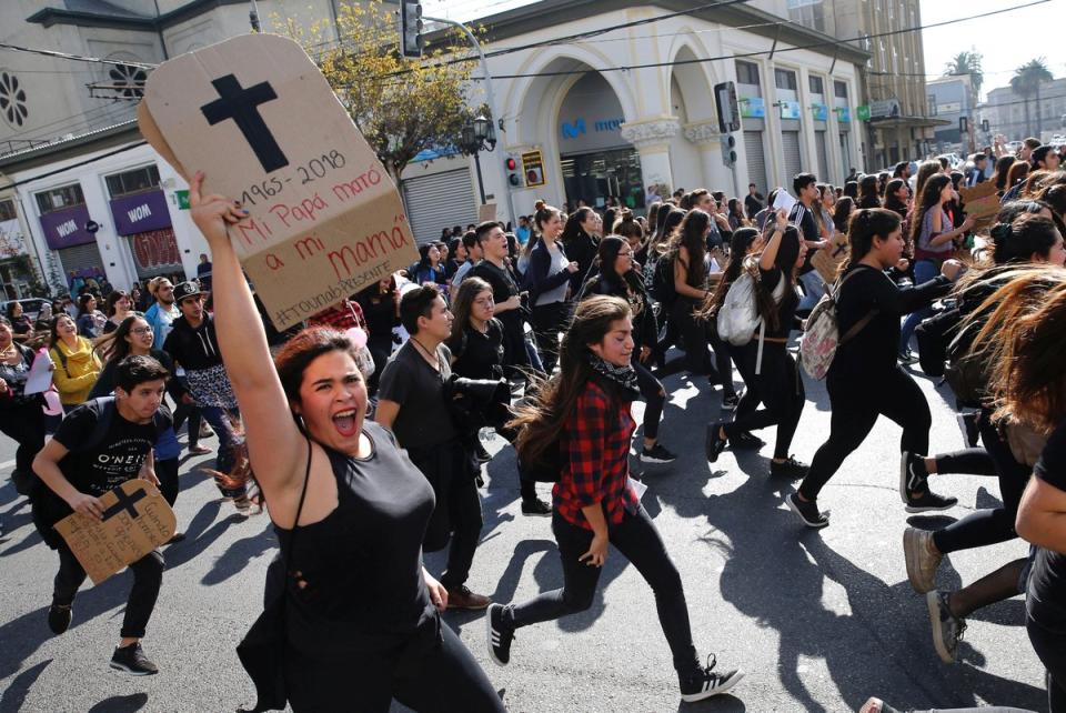 <p>Au début, la protestation a commencé par un blocage des facultés chiliennes par les étudiants et les étudiantes. Crédit photo : Twitter @todonoticias </p>