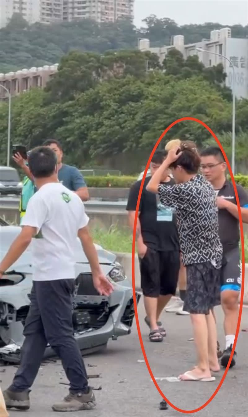 19歲謝姓男子駕駛新款BMW撞進楊梅休息站，看到車子損壞程度，臉都垮了。（圖／翻攝自記者爆料網）