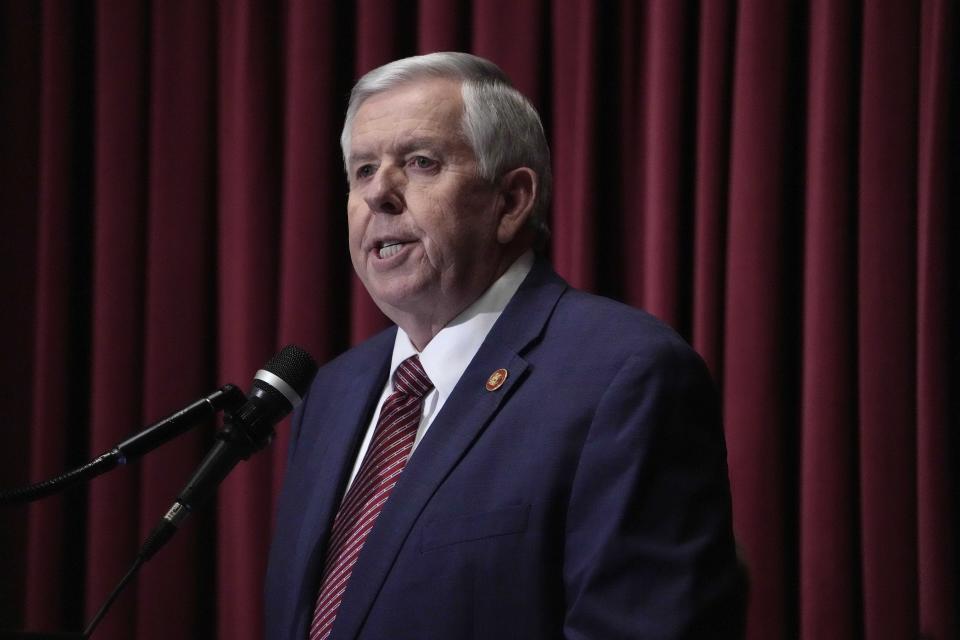 El gobernador de Missouri, Mike Parson, pronuncia su informe anual el 18 de enero de 2023, en Jefferson City. (AP Foto/Jeff Roberson)