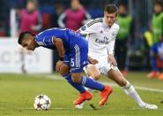 FC Basel's Derlis Gonzalez (L) fights for the ball with Real Madrid's Toni Kroos during their Champions League Group B soccer match at St. Jakob-Park stadium in Basel November 26, 2014. REUTERS/Arnd Wiegmann